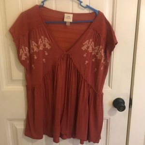 Cute, flowy blouse, knot material on back